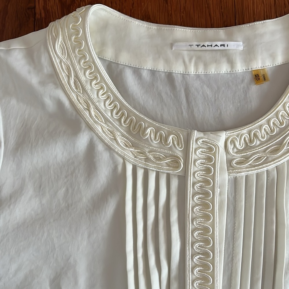 T Tahari Shirt size XS EUC